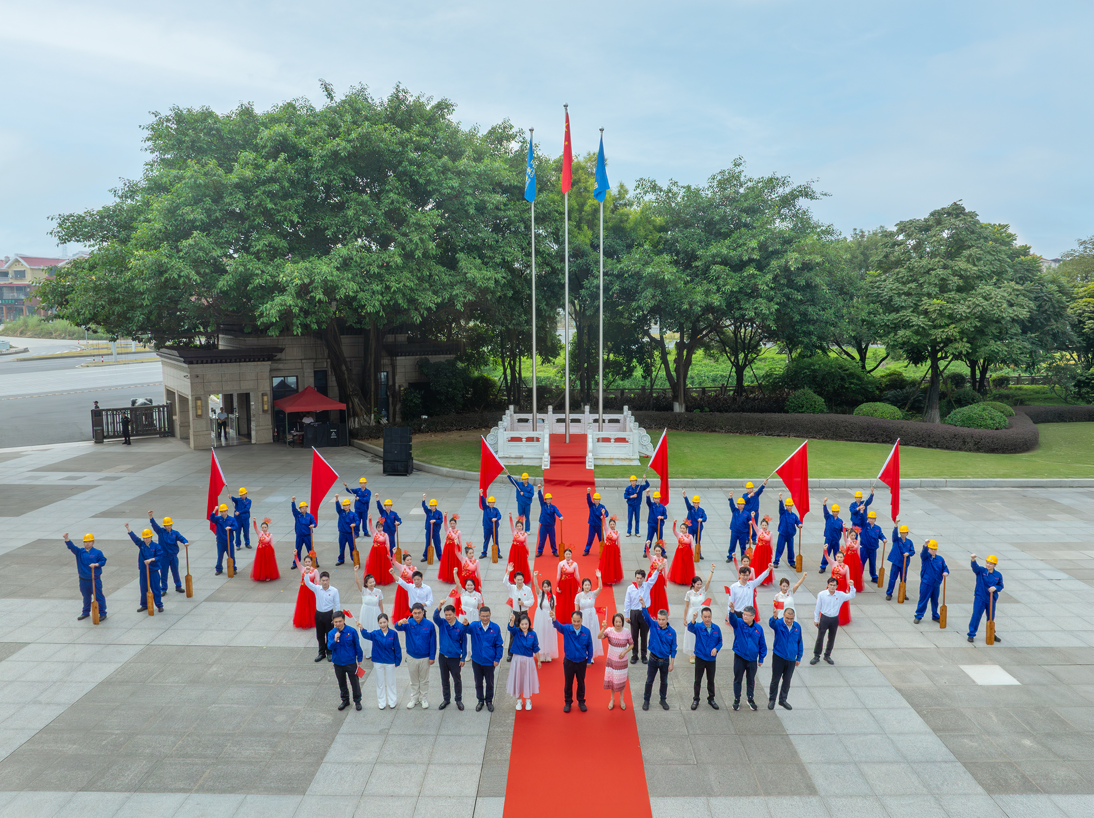 赤诚庆华诞 实干启新程——三宝集团举行2026年国庆升旗仪式暨广场表演